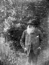 Roger-Viollet | 691651 | Claude Monet (1840-1926), French painter, around 1915-1920. | &copy; Pierre Choumoff / Roger-Viollet
