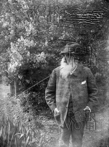 Roger-Viollet | 691651 | Claude Monet (1840-1926), French painter, around 1915-1920. | &copy; Pierre Choumoff / Roger-Viollet