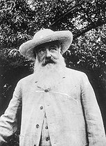 Roger-Viollet | 1262899 | Claude Monet (1840-1926), French painter. Giverny (France). Photograph by Sacha Guitry (1885-1957). | &copy; Sacha Guitry / Collection Harlingue / Roger-Viollet