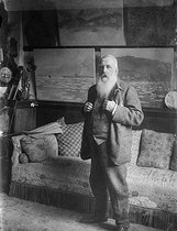 Roger-Viollet | 484776 | Claude Monet (1840-1926), French painter, in his house in Giverny (Eure), around 1915-1920. | &copy; Pierre Choumoff / Roger-Viollet