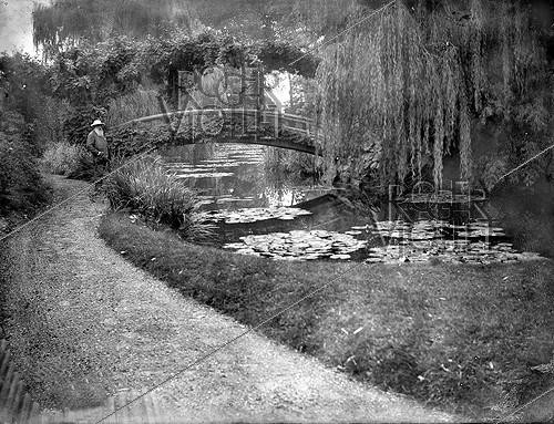 Roger-Viollet | 784322 | Claude Monet (1840-1926), French painter, in his garden. Giverny (France), circa 1915-1920. | &copy; Pierre Choumoff / Roger-Viollet