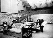Roger-Viollet | 617408 | Claude Monet (1840-1926), French painter, working on his 