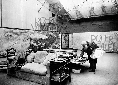 Roger-Viollet | 617408 | Claude Monet (1840-1926), French painter, working on his  Nymphéas , in his studio. Giverny (France). Photograph by Henri Manuel (1874-1947). | &copy; Henri Manuel / Collection Harlingue / Roger-Viollet