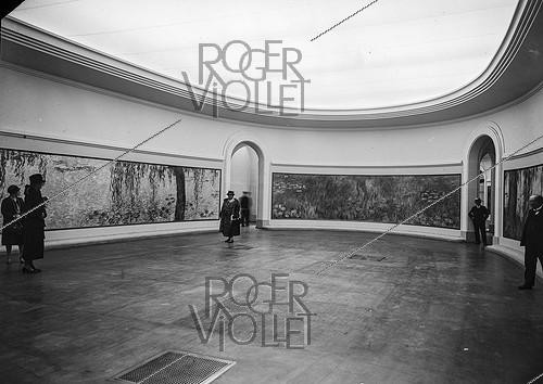 Roger-Viollet | 605257 | Claude Monet (1840-1926).  Les Nymphéas . Paris, orangerie des Tuileries, in 1930. | &copy; Albert Harlingue / Roger-Viollet