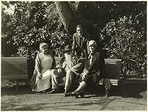 Roger-Viollet | 983010 | Claude Monet (1840-1926), peintre français. Avec sa belle-fille Jeanne Hoschede-Monet, dans son jardin de Giverny, 1926. Photographie de Thérèse Bonney (1894-1978). Bibliothèque historique de la Ville de Paris. | &copy; Thérèse Bonney - University of California, Berkeley / BHVP / Roger-Viollet