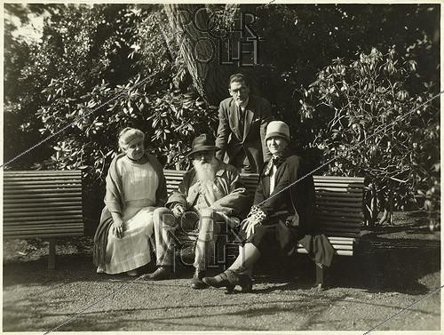 Roger-Viollet | 983010 | Claude Monet (1840-1926), peintre français. Avec sa belle-fille Jeanne Hoschede-Monet, dans son jardin de Giverny, 1926. Photographie de Thérèse Bonney (1894-1978). Bibliothèque historique de la Ville de Paris. | &copy; Thérèse Bonney - University of California, Berkeley / BHVP / Roger-Viollet