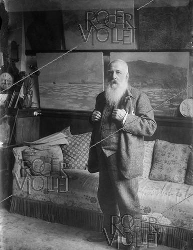 Roger-Viollet | 484776 | Claude Monet (1840-1926), peintre français dans sa maison de Giverny (Eure), vers 1915-1920. | &copy; Pierre Choumoff / Roger-Viollet