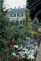Roger-Viollet | 292860 | Claude Monet's house and garden. Giverny (Eure, France). | &copy; Alain Bonhoure / Roger-Viollet