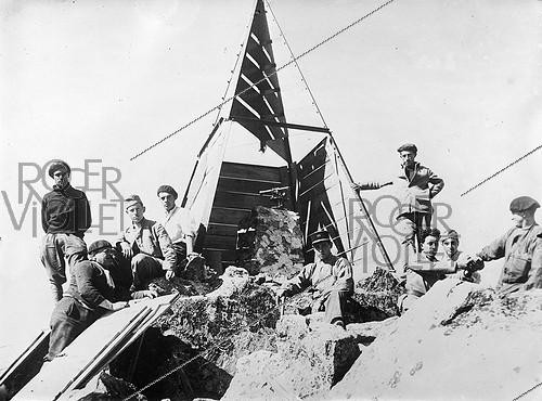 Roger-Viollet | 657553 | Climbers and the geodetic point. | &copy; Léopold Mercier / Roger-Viollet