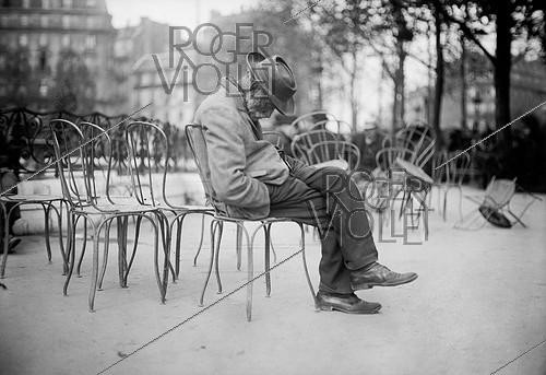 Roger-Viollet | 970222 | Clochard parisien en 1906. | &copy; Maurice-Louis Branger / Roger-Viollet