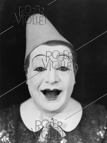 Roger-Viollet | 869371 | Clown. Photograph by Léopold Mercier. | &copy; Léopold Mercier / Roger-Viollet