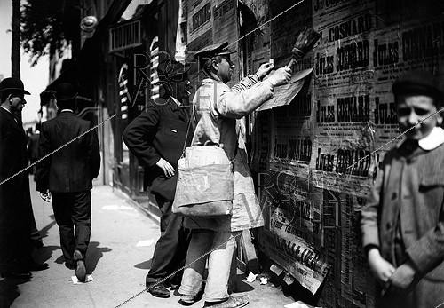 Roger-Viollet | 393241 | Colleur d'affiches électorales. Paris, 1906. | &copy; Maurice-Louis Branger / Roger-Viollet