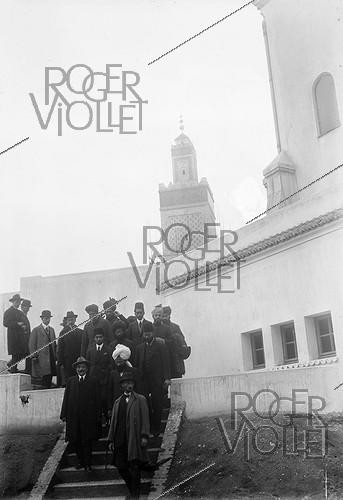 Roger-Viollet | 1049168 | Construction de la Grande Mosquée. Visite de la mission indienne. Paris (Ve arr.), 1924. | &copy; Maurice-Louis Branger / Roger-Viollet