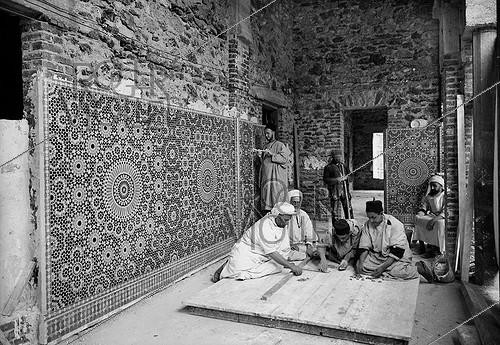 Roger-Viollet | 1075718 | Construction de la Mosquée de Paris. Artisans posant les céramiques. Paris (5ème arr.), 1922-1926. | &copy; Albert Harlingue / Roger-Viollet