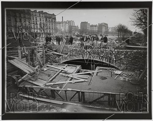 Roger-Viollet | 1009396 | Construction du chemin de fer métropolitain municipal de Paris : ligne 1, 1er lot (430). Station de départ de Vincennes. Photographie de Charles Maindron (1861-1940). Paris, bibliothèque de l'Hôtel de Ville. | &copy; Charles Maindron / BHdV / Roger-Viollet