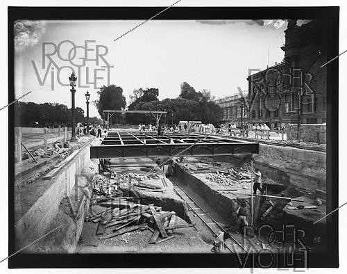Roger-Viollet | 1058925 | Construction du chemin de fer métropolitain municipal de Paris : ligne 1, 7e lot. 86 : Station métallique des Champs-Elysées. 18 mai 1899. Photographie de Charles Maindron (1861-1940). Paris, bibliothèque de l'Hôtel de Ville. | &copy; Charles Maindron / BHdV / Roger-Viollet
