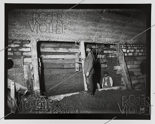 Roger-Viollet | 181931 | Construction du chemin de fer métropolitain municipal de Paris : ligne 1, 4ème lot (287). Maçonnerie de la voûte à l'emplacement du bouclier, vers Saint-Paul, Paris (4e arr.). 25 novembre 1899. Photographie de Charles Maindron (1861-1940). Paris, bibliothèque de l'Hôtel de Ville. | &copy; Charles Maindron / BHdV / Roger-Viollet