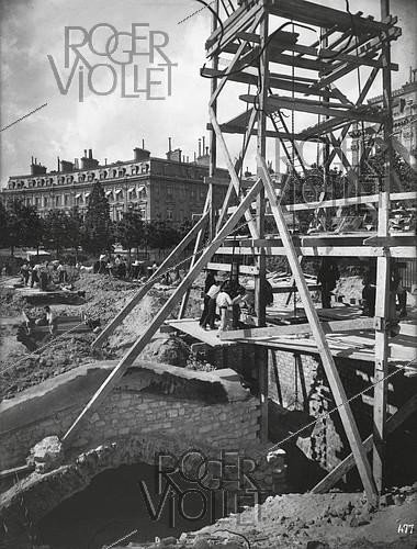 Roger-Viollet | 192458 | Construction du chemin de fer métropolitain municipal de Paris : ligne 1, 8e lot. 477 : Grand échafaudage à la Place de l'Etoile, mars-avril 1900. Photographie de Charles Maindron (1861-1940). Paris, bibliothèque de l'Hôtel de Ville. | &copy; Charles Maindron / BHdV / Roger-Viollet