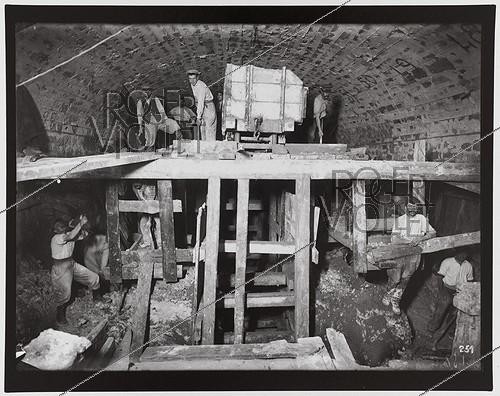 Roger-Viollet | 203450 | Construction du chemin de fer métropolitain municipal de Paris : ligne 1, 6e lot. 251 : Passage sous le collecteur d'Asnières. Détail du boisage de la partie centrale. 31 octobre 1899. Photographie de Charles Maindron (1861-1940). Paris, bibliothèque de l'Hôtel de Ville. | &copy; Charles Maindron / BHdV / Roger-Viollet
