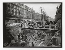 Roger-Viollet | 220741 | Construction du chemin de fer métropolitain municipal de Paris : ligne 1, 4ème lot (435). Accès de la station Saint-Paul. Mise en place de la charpente métallique. Paris (IVème arr.), 16 mars 1900. Photographie de Charles Maindron (1861-1940). Paris, bibliothèque de l'Hôtel de Ville. | &copy; Charles Maindron / BHdV / Roger-Viollet