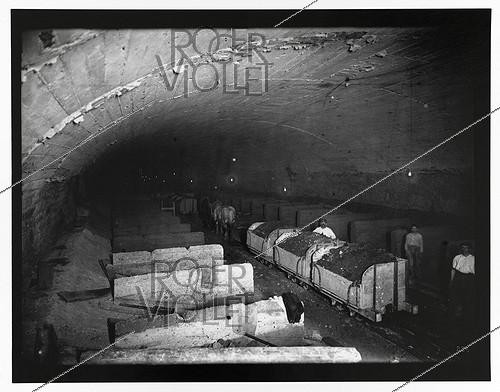 Roger-Viollet | 220899 | Construction du chemin de fer métropolitain municipal de Paris : ligne 1, 7e lot. 233 : Station Marbeuf. Construction des quais. 23 octobre 1899. Photographie de Charles Maindron (1861-1940). Paris, bibliothèque de l'Hôtel de Ville. | &copy; Charles Maindron / BHdV / Roger-Viollet
