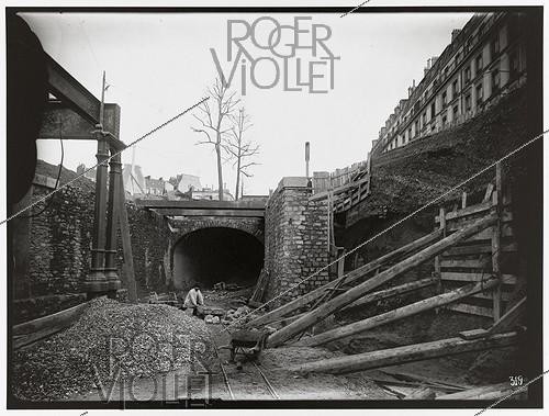 Roger-Viollet | 292244 | Construction du chemin de fer métropolitain municipal de Paris : ligne 1, 2ème lot (319). Station de la gare de Lyon. Entrée du souterrain à deux voies et étaiements de la rue de Lyon (vers Vincennes), Paris (XIIème arr.). 28 décembre 1899. Photographie de Charles Maindron (1861-1940). Paris, bibliothèque de l'Hôtel de Ville. | &copy; Charles Maindron / BHdV / Roger-Viollet