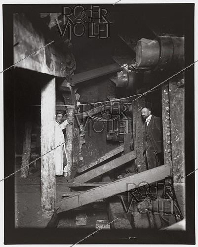 Roger-Viollet | 346215 | Construction du chemin de fer métropolitain municipal de Paris : ligne 1, 6e lot. 67 : Bouclier de la Concorde. Face latérale arrière du bouclier. 5 mai 1899. Photographie de Charles Maindron (1861-1940). Paris, bibliothèque de l'Hôtel de Ville. | &copy; Charles Maindron / BHdV / Roger-Viollet