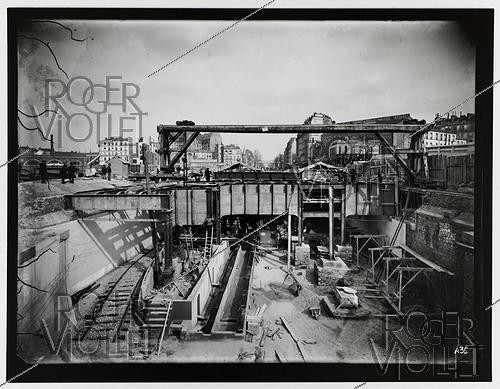 Roger-Viollet | 383789 | Construction du chemin de fer métropolitain municipal de Paris : ligne 1, 2ème lot (436). Station de la gare de Lyon, Paris (XIIème arr.), 28 mars 1900. Vue prise du haut du chantier, vers Vincennes. Photographie de Charles Maindron (1861-1940). Paris, bibliothèque de l'Hôtel de Ville. | &copy; Charles Maindron / BHdV / Roger-Viollet