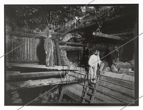 Roger-Viollet | 455308 | Construction du chemin de fer métropolitain municipal de Paris : ligne 1, 4ème lot (3). Chambre du bouclier au droit de la rue des Archives pendant la démolition du collecteur Rivoli. Paris (4e arr.), 15 février 1899. Photographie de Charles Maindron (1861-1940). Paris, bibliothèque de l'Hôtel de Ville. | &copy; Charles Maindron / BHdV / Roger-Viollet