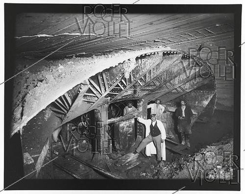Roger-Viollet | 497691 | Construction du chemin de fer métropolitain municipal de Paris : ligne 1, 7e lot. 145 : Station Marbeuf. Arrivée du bouclier dans la station. Vue de côté. 5 juillet 1899. Photographie de Charles Maindron (1861-1940). Paris, bibliothèque de l'Hôtel de Ville. | &copy; Charles Maindron / BHdV / Roger-Viollet