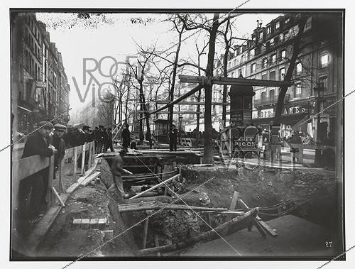 Roger-Viollet | 567514 | Construction du chemin de fer métropolitain municipal de Paris : ligne 1, 4ème lot (27). Chantier de la station Saint-Paul. Paris (4e arr.), 11 mars 1899. Photographie de Charles Maindron (1861-1940). Paris, bibliothèque de l'Hôtel de Ville. | &copy; Charles Maindron / BHdV / Roger-Viollet