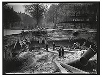 Roger-Viollet | 569417 | CONSTRUCTION DU CHEMIN DE FER METROPOLITAIN DE PARIS : LIGNE 1, 8E LOT. 304 : ACCIDENT DE L'ETOILE | &copy; Charles Maindron / BHdV / Roger-Viollet