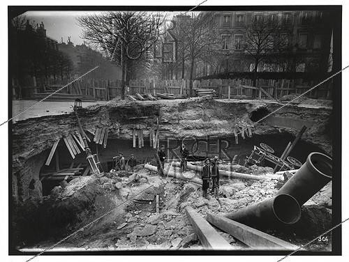 Roger-Viollet | 569417 | Construction du chemin de fer métropolitain municipal de Paris : ligne 1, 8e lot. 304 : Accident de l'Etoile. 11 décembre 1899. Photographie de Charles Maindron (1861-1940). Paris, bibliothèque de l'Hôtel de Ville. | &copy; Charles Maindron / BHdV / Roger-Viollet