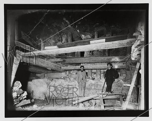 Roger-Viollet | 586003 | Construction du chemin de fer métropolitain municipal de Paris : ligne 1, 4ème lot (91). Carrefour Lobau. Vue prise de la Place Lobau, Paris (4e arr.). 18 mai 1899. Photographie de Charles Maindron (1861-1940). Paris, bibliothèque de l'Hôtel de Ville. | &copy; Charles Maindron / BHdV / Roger-Viollet