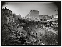 Roger-Viollet | 598656 | Construction du chemin de fer métropolitain municipal de Paris : ligne 1, 2ème lot (357). Station de la gare de Lyon, Paris (XIIème arr.). Vue générale du chantier prise sur la gauche (vers Bastille), 18 janvier 1900. Photographie de Charles Maindron (1861-1940). Paris, bibliothèque de l'Hôtel de Ville. | &copy; Charles Maindron / BHdV / Roger-Viollet