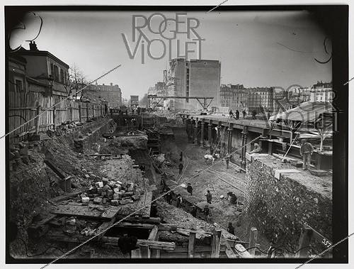 Roger-Viollet | 598656 | Construction du chemin de fer métropolitain municipal de Paris : ligne 1, 2ème lot (357). Station de la gare de Lyon, Paris (12e arr.). Vue générale du chantier prise sur la gauche (vers Bastille), 18 janvier 1900. Photographie de Charles Maindron (1861-1940). Paris, bibliothèque de l'Hôtel de Ville. | &copy; Charles Maindron / BHdV / Roger-Viollet
