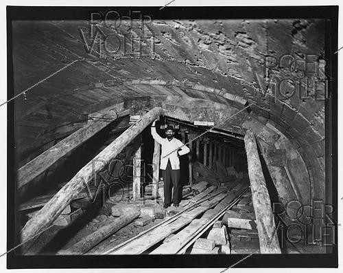Roger-Viollet | 608051 | Construction du chemin de fer métropolitain municipal de Paris : ligne 1, 7e lot. 60 : Buttée du bouclier sous les Champs-Elysées. 1er mai 1899. Photographie de Charles Maindron (1861-1940). Paris, bibliothèque de l'Hôtel de Ville. | &copy; Charles Maindron / BHdV / Roger-Viollet