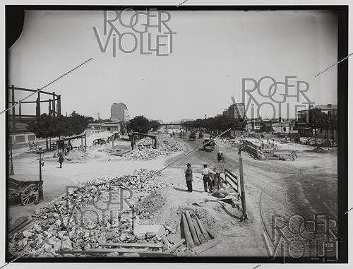 Roger-Viollet | 614167 | Construction du chemin de fer métropolitain municipal de Paris : ligne 1, 1er lot (102). Station de la Porte de Vincennes, Paris (XIIème arr.). Installation au début des travaux. 31 mai 1899. Photographie de Charles Maindron (1861-1940). Paris, bibliothèque de l'Hôtel de Ville. | &copy; Charles Maindron / BHdV / Roger-Viollet