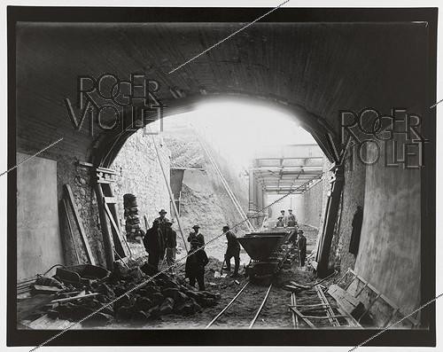 Roger-Viollet | 660561 | Construction du chemin de fer métropolitain municipal de Paris : ligne 1, 2ème lot (268). Station de la gare de Lyon. Vue prise de l'intérieur du souterrain à deux voies, Paris (12e arr.). 17 novembre 1899. Photographie de Charles Maindron (1861-1940). Paris, bibliothèque de l'Hôtel de Ville. | &copy; Charles Maindron / BHdV / Roger-Viollet