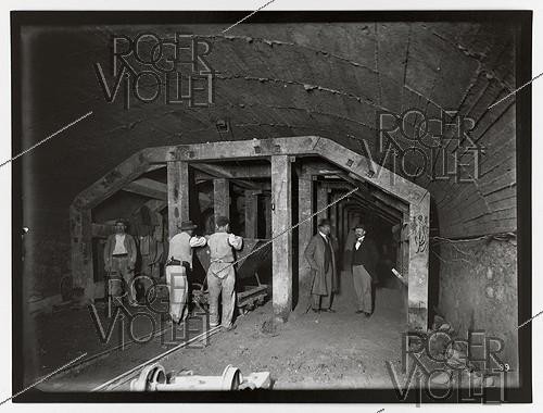 Roger-Viollet | 730997 | Construction du chemin de fer métropolitain municipal de Paris : ligne 1, 3ème lot (99). Butée du bouclier de la rue Saint-Antoine, Paris (XIIème arr.). 30 mai 1899. Photographie de Charles Maindron (1861-1940). Paris, bibliothèque de l'Hôtel de Ville. | &copy; Charles Maindron / BHdV / Roger-Viollet