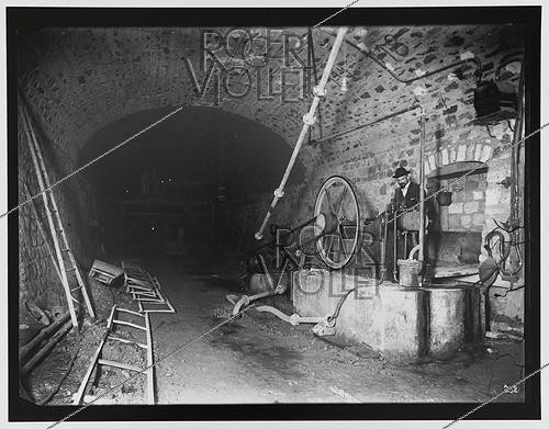 Roger-Viollet | 802773 | Construction du chemin de fer métropolitain municipal de Paris : ligne 1, 6e lot. 232 : Moteur à gaz et pompe d'épuisement avant la station Champs-Elysées. 23 octobre 1899. Photographie de Charles Maindron (1861-1940). Paris, bibliothèque de l'Hôtel de Ville. | &copy; Charles Maindron / BHdV / Roger-Viollet