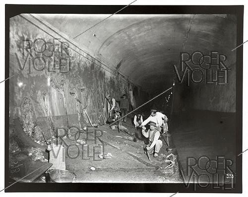 Roger-Viollet | 812125 | Construction du chemin de fer métropolitain municipal de Paris : ligne 1, 4ème lot (373). Souterrain sous la rue de Rivoli, étanchement d'infiltrations, vue vers le Châtelet, Paris (Ier arr.), 31 janvier 1900. Photographie de Charles Maindron (1861-1940). Paris, bibliothèque de l'Hôtel de Ville. | &copy; Charles Maindron / BHdV / Roger-Viollet