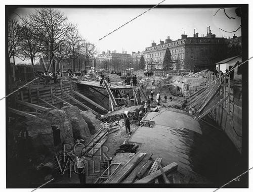 Roger-Viollet | 839875 | Construction du chemin de fer métropolitain municipal de Paris : ligne 1, 8e lot. 402 : Sous-station électrique de l'Etoile. 24 février 1900. Photographie de Charles Maindron (1861-1940). Paris, bibliothèque de l'Hôtel de Ville. | &copy; Charles Maindron / BHdV / Roger-Viollet