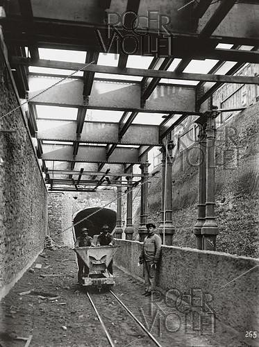 Roger-Viollet | 848766 | Construction du chemin de fer métropolitain municipal de Paris : ligne 1, 2ème lot (265). Station de la gare de Lyon, Paris (XIIème arr.). Vue prise de la rampe d'accès. 17 novembre 1899. Photographie de Charles Maindron (1861-1940). Paris, bibliothèque de l'Hôtel de Ville. | &copy; Charles Maindron / BHdV / Roger-Viollet