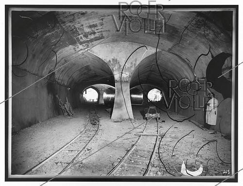 Roger-Viollet | 869673 | Construction du chemin de fer métropolitain municipal de Paris : ligne 1, 8e lot. 405 : Bifurcation des galeries de raccordement avec les stations d'arrivée et de départ de la Porte Maillot. 24 février 1900. Photographie de Charles Maindron (1861-1940). Paris, bibliothèque de l'Hôtel de Ville. | &copy; Charles Maindron / BHdV / Roger-Viollet