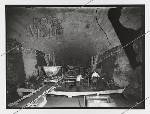 Roger-Viollet | 921731 | Construction du chemin de fer métropolitain municipal de Paris : ligne 1, 4ème lot (312). Construction du radier près la station Châtelet. Paris (Ier arr.), 15 décembre 1899. Photographie de Charles Maindron (1861-1940). Paris, bibliothèque de l'Hôtel de Ville. | &copy; Charles Maindron / BHdV / Roger-Viollet