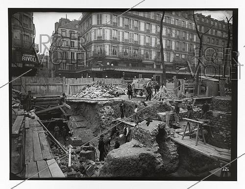 Roger-Viollet | 937318 | Construction du chemin de fer métropolitain municipal de Paris : ligne 1, 3ème lot (424). Station Saint-Paul. Construction des accès. 8 mars 1900. Paris (IVème arr.). Photographie de Charles Maindron (1861-1940). Paris, bibliothèque de l'Hôtel de Ville. | &copy; Charles Maindron / BHdV / Roger-Viollet