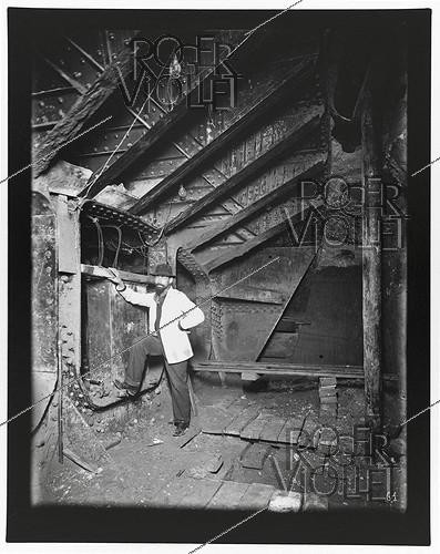 Roger-Viollet | 942922 | Construction du chemin de fer métropolitain municipal de Paris : ligne 1, 7e lot. 61 : Bouclier des Champs-Elysées. Rencontre d'une conduite d'eau à la voûte. 1er mai 1899. Photographie de Charles Maindron (1861-1940). Paris, bibliothèque de l'Hôtel de Ville. | &copy; Charles Maindron / BHdV / Roger-Viollet