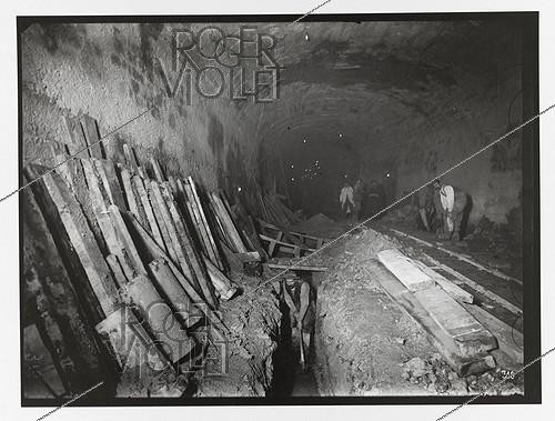 Roger-Viollet | 943465 | Construction du chemin de fer métropolitain municipal de Paris : ligne 1, 4ème lot (310). Construction du radier sous le collecteur Sébastopol. Paris (Ier arr.), 15 décembre 1899. Photographie de Charles Maindron (1861-1940). Paris, bibliothèque de l'Hôtel de Ville. | &copy; Charles Maindron / BHdV / Roger-Viollet