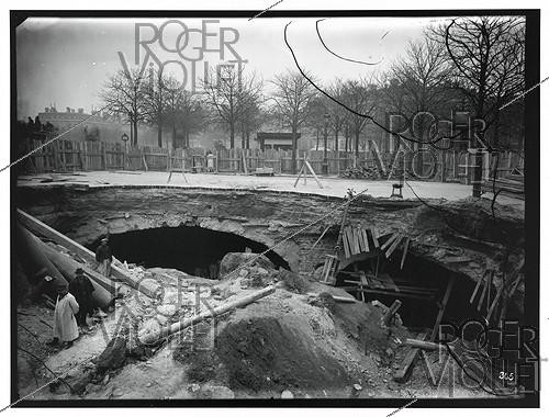Roger-Viollet | 961125 | Construction du chemin de fer métropolitain municipal de Paris : ligne 1, 8e lot. 305 : Accident de l'Etoile. 11 décembre 1899. Photographie de Charles Maindron (1861-1940). Paris, bibliothèque de l'Hôtel de Ville. | &copy; Charles Maindron / BHdV / Roger-Viollet